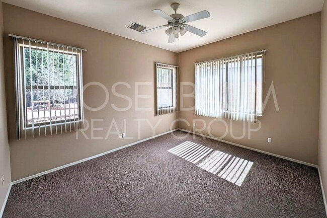 Building Photo - Charming 3-bedrooms, 2-baths home in the d...