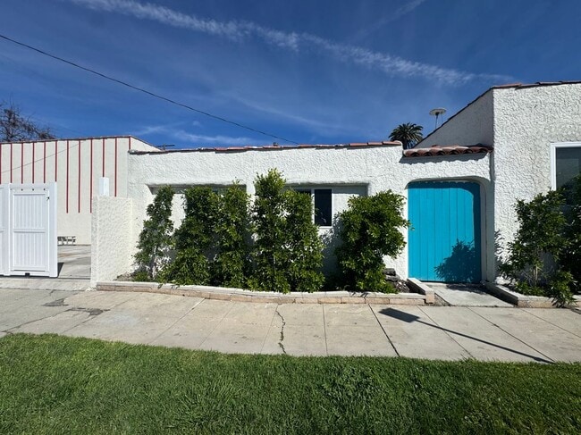 Building Photo - 2669 Clyde Ave