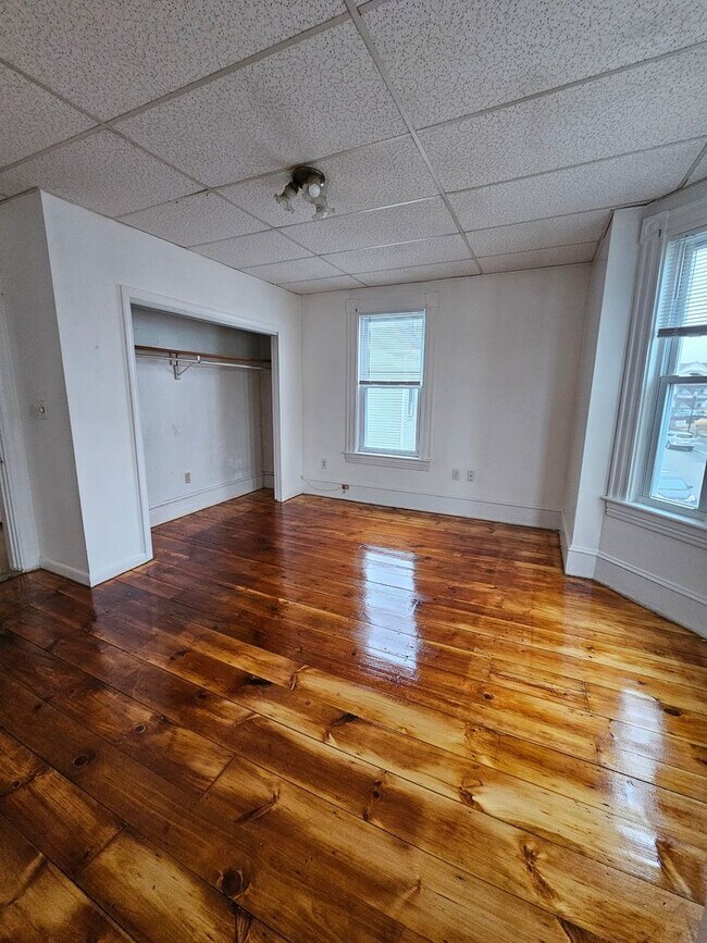 Building Photo - Spacious 3 Bedroom, 1 Bath Apartment