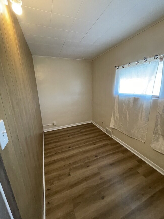 Building Photo - Spacious 3 bedroom with Off street parking!