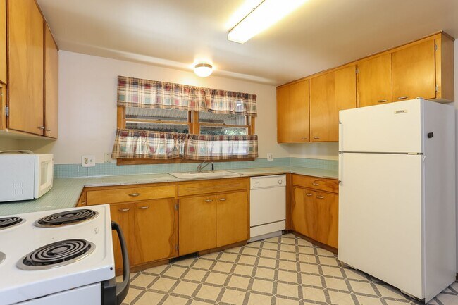 Building Photo - 2408 Lake Dr