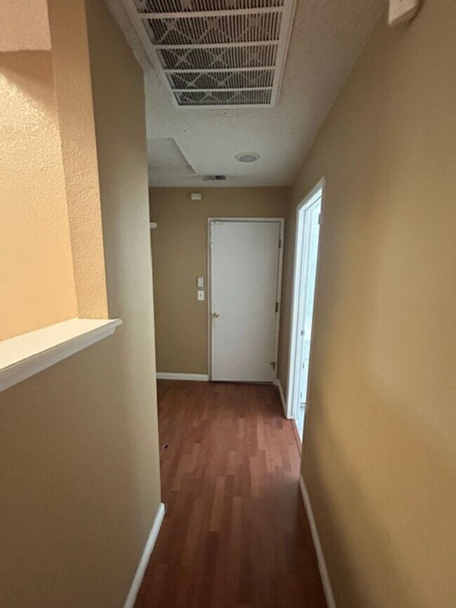 Building Photo - 3 bedroom 2 bathroom in Desirable SW Visalia!