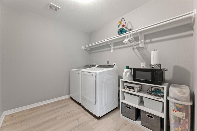 Building Photo - 709 N Bayshore Dr