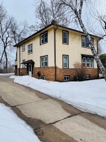 Outdoor view - 261 Robie St W
