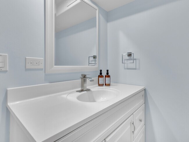 Building Photo - 2112 N Sawyer Ave