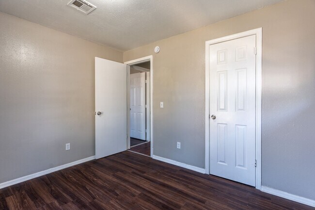 Building Photo - Charming 5-bedroom, 1.5-bathroom home