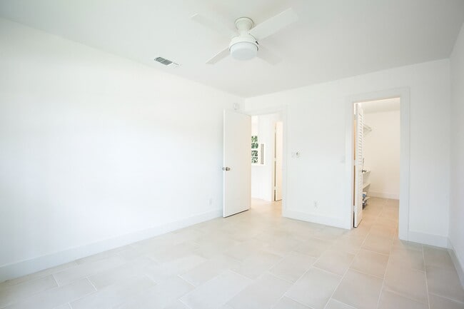 Building Photo - 705 New York St