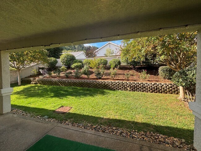 Building Photo - Large Single Level 2 Bedroom 2 Bathroom wi...