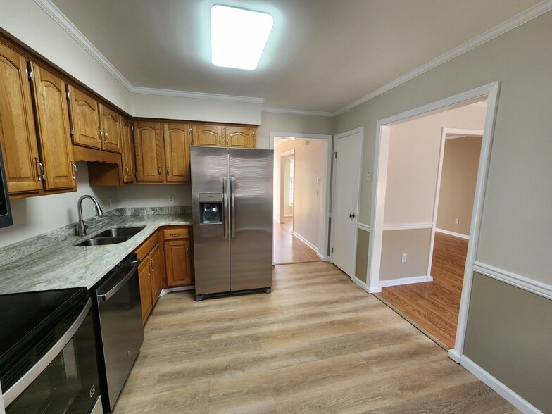 Building Photo - 860 Beaglin Park Dr