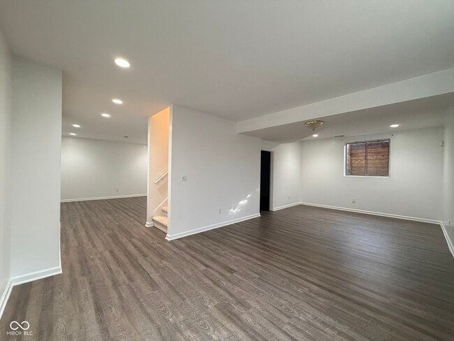 Building Photo - 1351 Woodpond N Roundabout