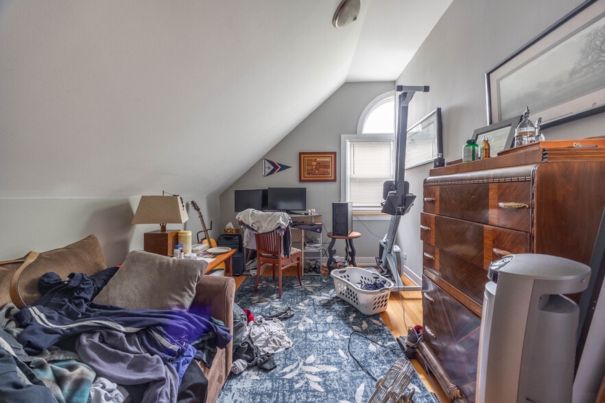 Building Photo - 3023 N Oakley Ave