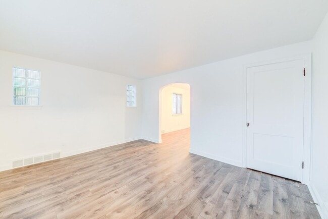 Building Photo - Amazing 3 bedroom home in South side available May 1!