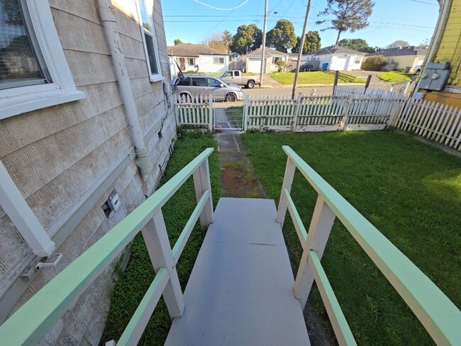 Building Photo - 3BR Eureka home offers remodeled interior, large yard and outbuildings!