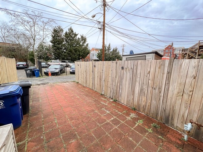 Building Photo - Beautiful 2 Bedroom 1 Bath Townhouse in Fa...