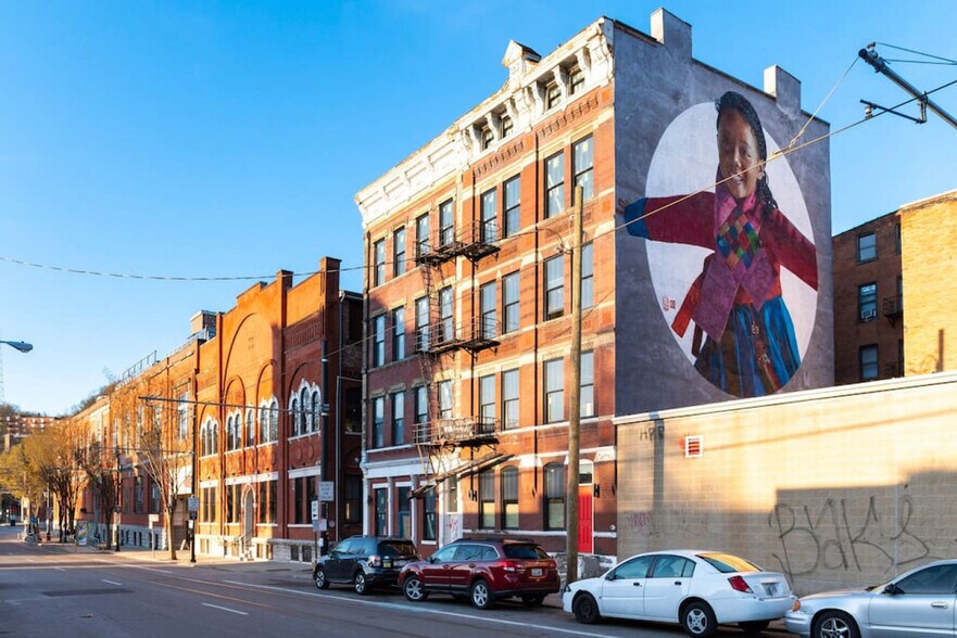 Building Photo - 1906 Elm St