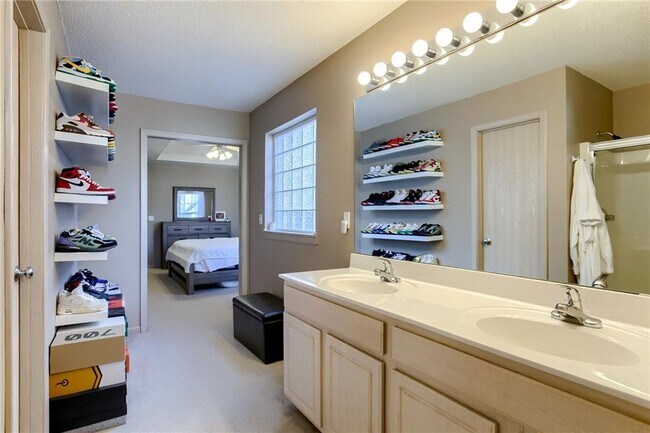 Building Photo - 2157 SW Rambling Vine Rd