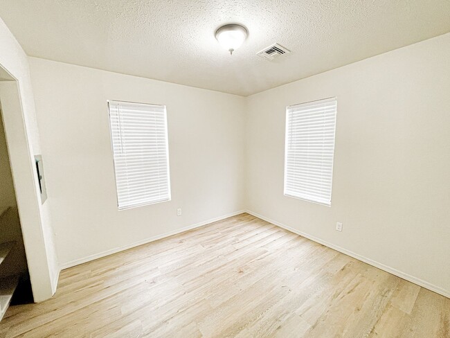 Building Photo - MOVE IN READY! Updated 2 Bed - 1 Bath NW OKC!