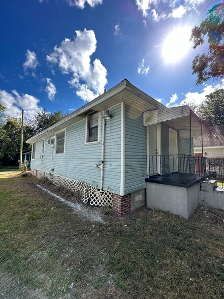 Building Photo - 1555 W 7th St