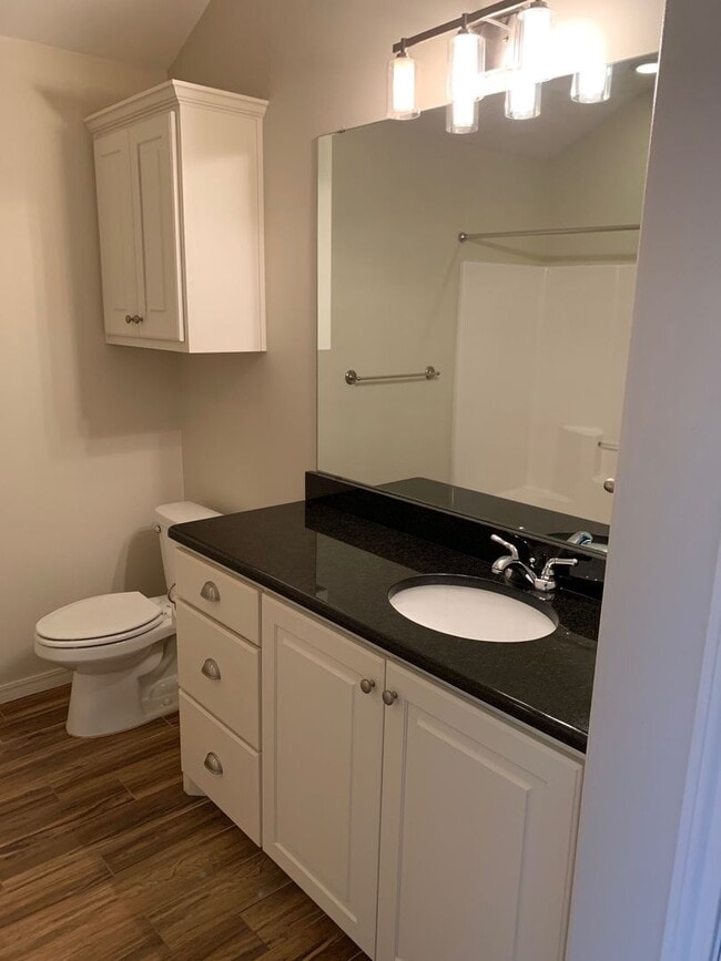 Building Photo - VERY NICE! 2/2/2