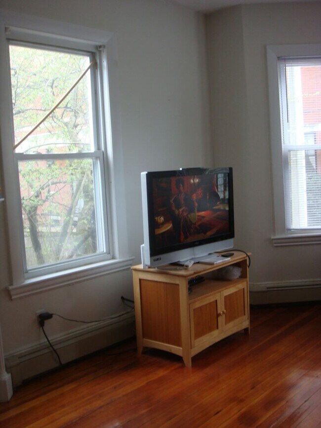 Building Photo - Large 2 Bedroom Plus an Office in Brooklin...