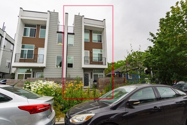 Building Photo - 2Bd/1.75Ba Seattle Townhome