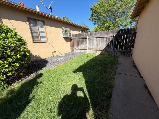Building Photo - Charming Vintage Gem: Cozy 3-Bedroom Retreat with Timeless Style in Sacramento