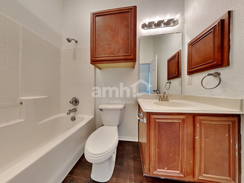 Building Photo - 515 Hampton Ct