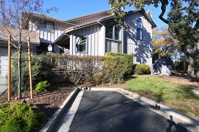 Building Photo - Tranquil / Updated Townhome in Gated in Vi...