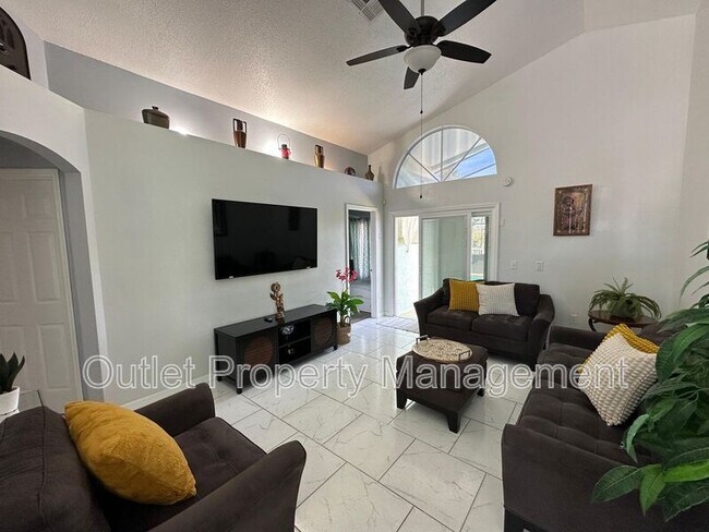 Building Photo - 645 Majesty Dr