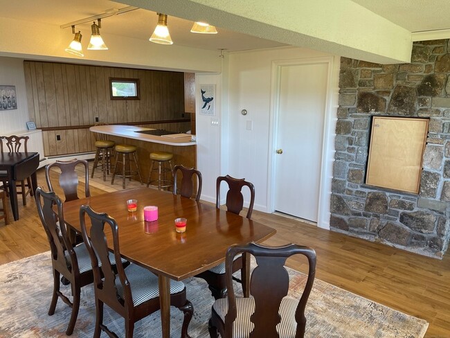 Building Photo - 14 Oak St