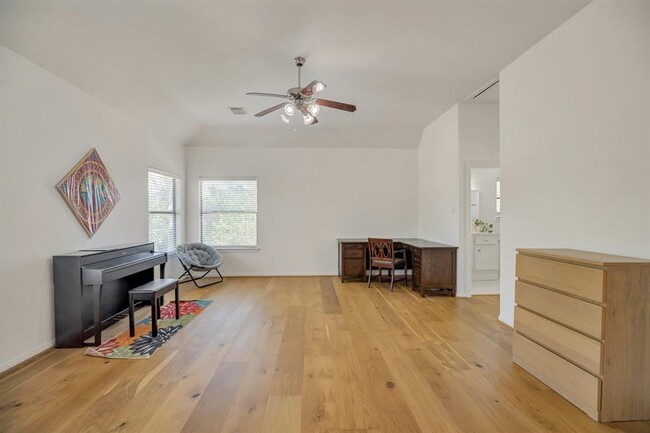Building Photo - 301 Winding Oak Ln S