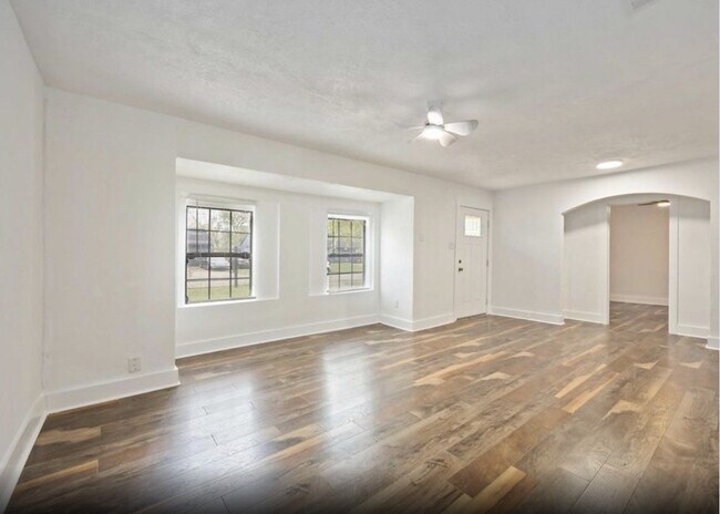 Building Photo - 6043 Lyndhurst Dr