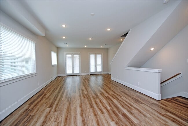 Building Photo - 1270 N Post Oak Rd