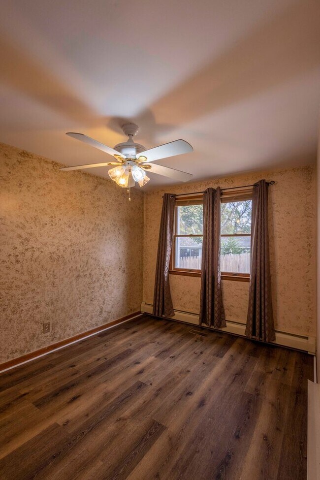 Building Photo - Cozy 4 Bedroom/2 Bathroom Detached Home in...