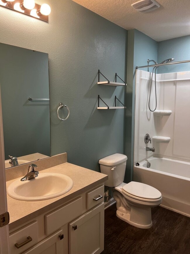 Building Photo - 4/2 centrally located!!