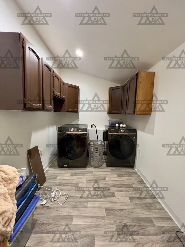 Building Photo - Charming Pet-Friendly 3-Bedroom Home with Garage & Wood Stove – North Pole