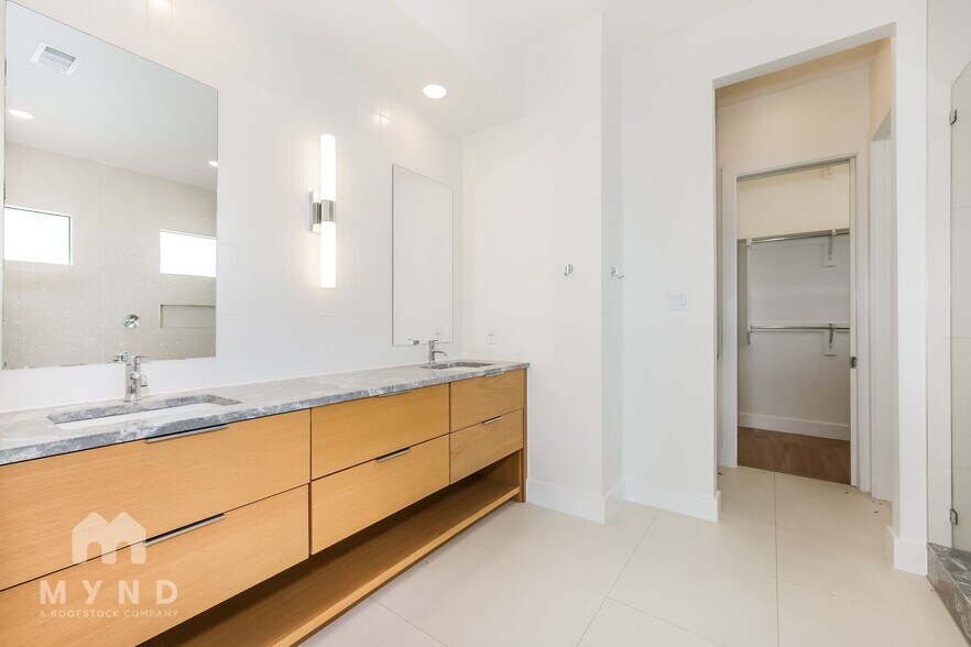 Building Photo - 1012 Mobile St