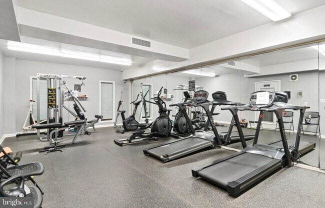 Building Photo - Spacious & Updated One Bedroom W/All Energy Utilties Included, Parking, Laundry on Site, & Much M...