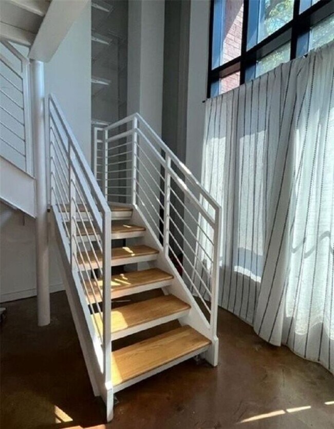 Building Photo - 1 Bedroom 2 Bath Condo in The Rotundra