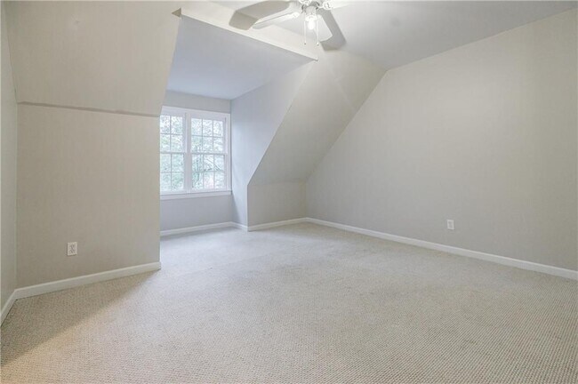 Building Photo - 960 Landmark Dr NE