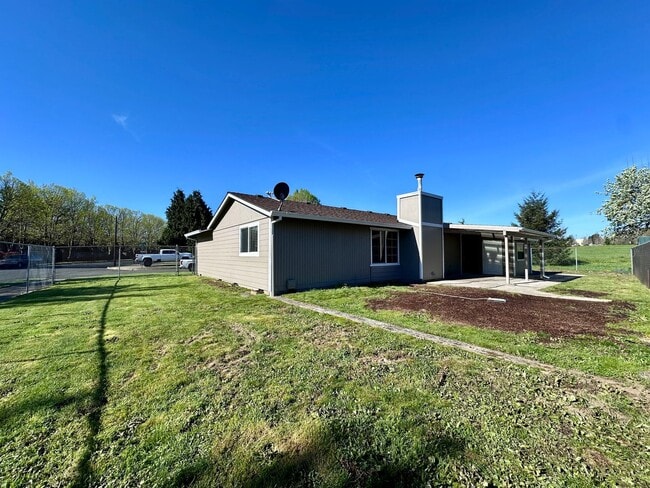 Building Photo - Newly Renovated Single-Family Home in Gresham! 3 Bed/1 Bath w/ Double Car Garage!