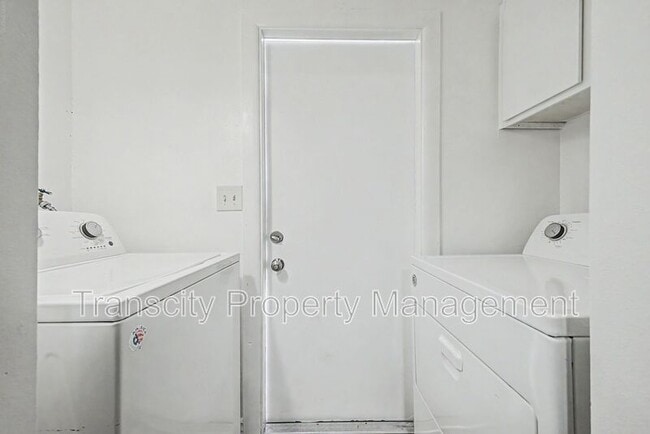 Building Photo - 225 N Standage