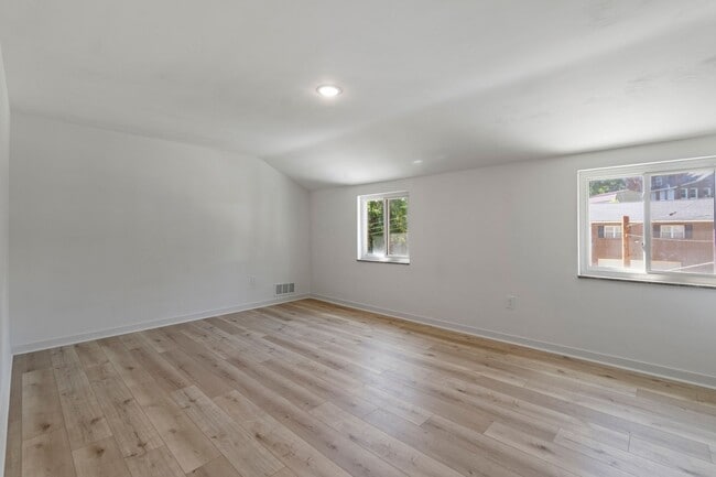 Building Photo - READY FOR MOVE IN! Don't miss this RENOVATED 2 bedroom in BEECHVIEW!