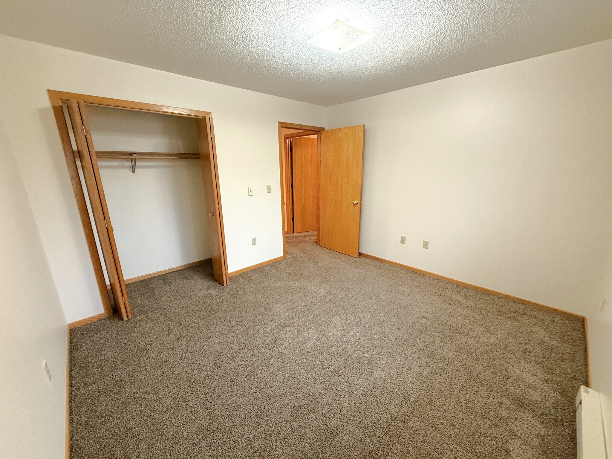 Building Photo - 343 Twin Oak Dr