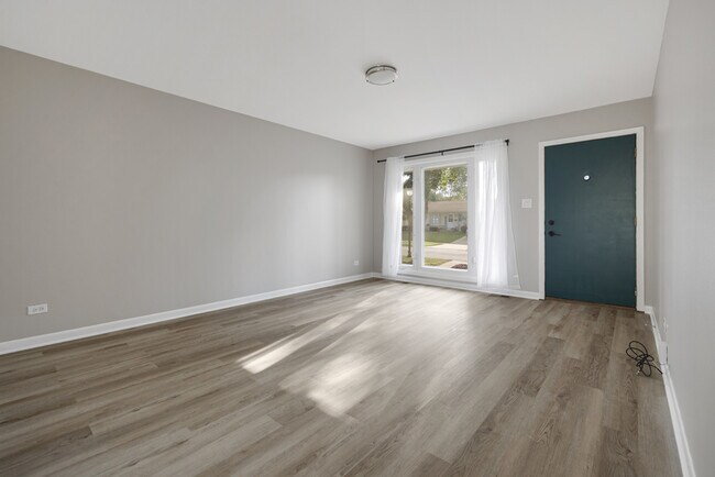 Building Photo - 1031 Maple Ln