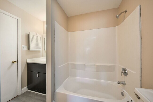 Building Photo - 1705 Lakecliffe Dr