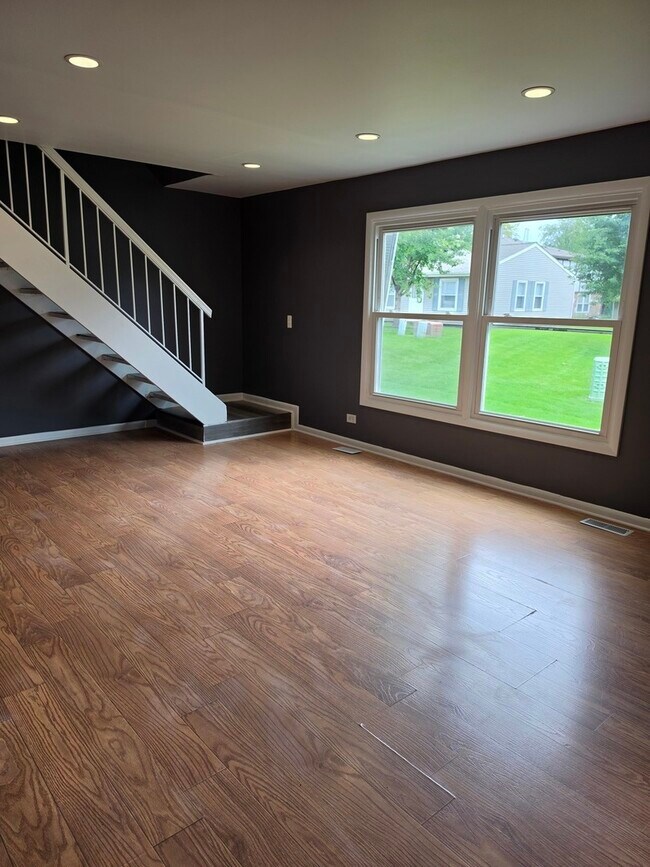 Building Photo - 304 Creekside Dr