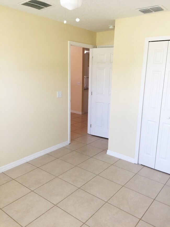 Building Photo - Three bedroom and two bathroom duplex -Poinciana