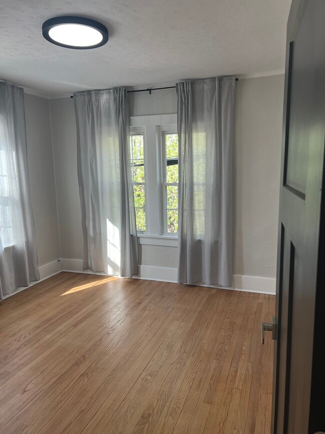 Building Photo - 115 E 12th St