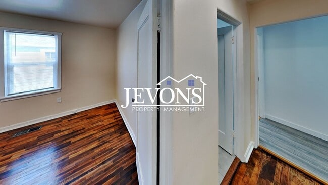 Building Photo - Step into your new residence, a charming s...